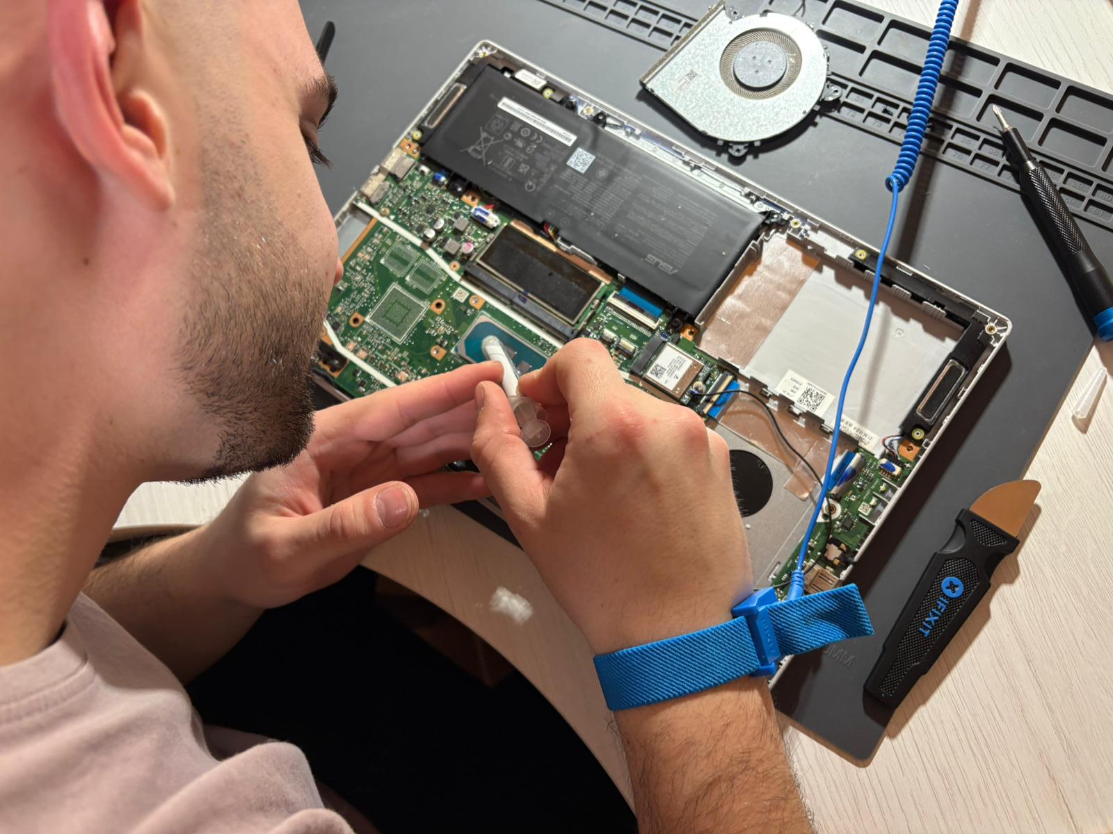 Tècnic reparant un ordinador portàtil a Gandesa - mtic serveis informàtics