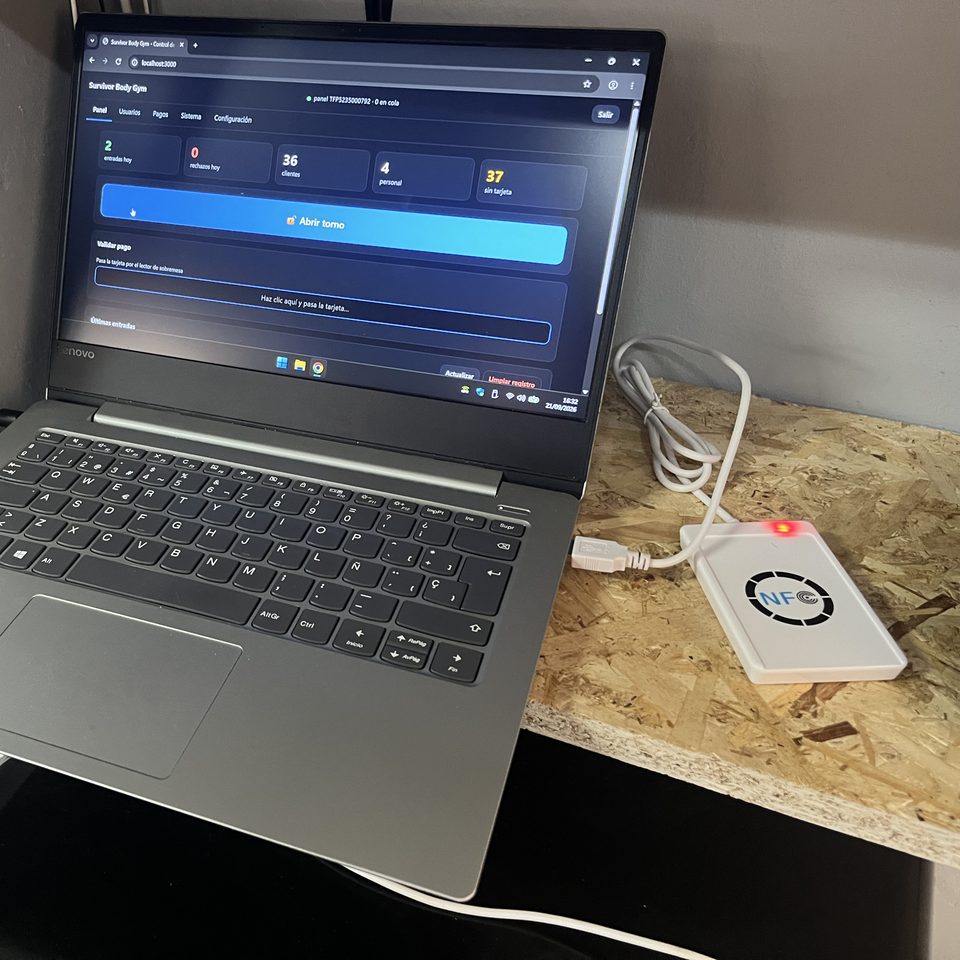Portátil con la aplicación de control de accesos de Survivor Body Gym y el lector de tarjetas NFC