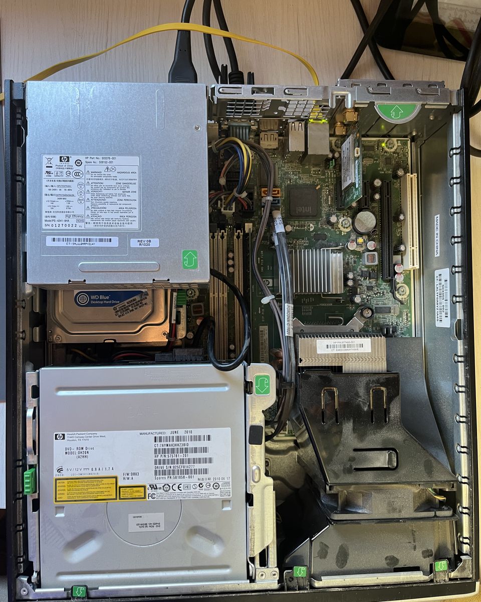 Interior de un ordenador de oficina HP abierto para revisarlo y limpiarlo