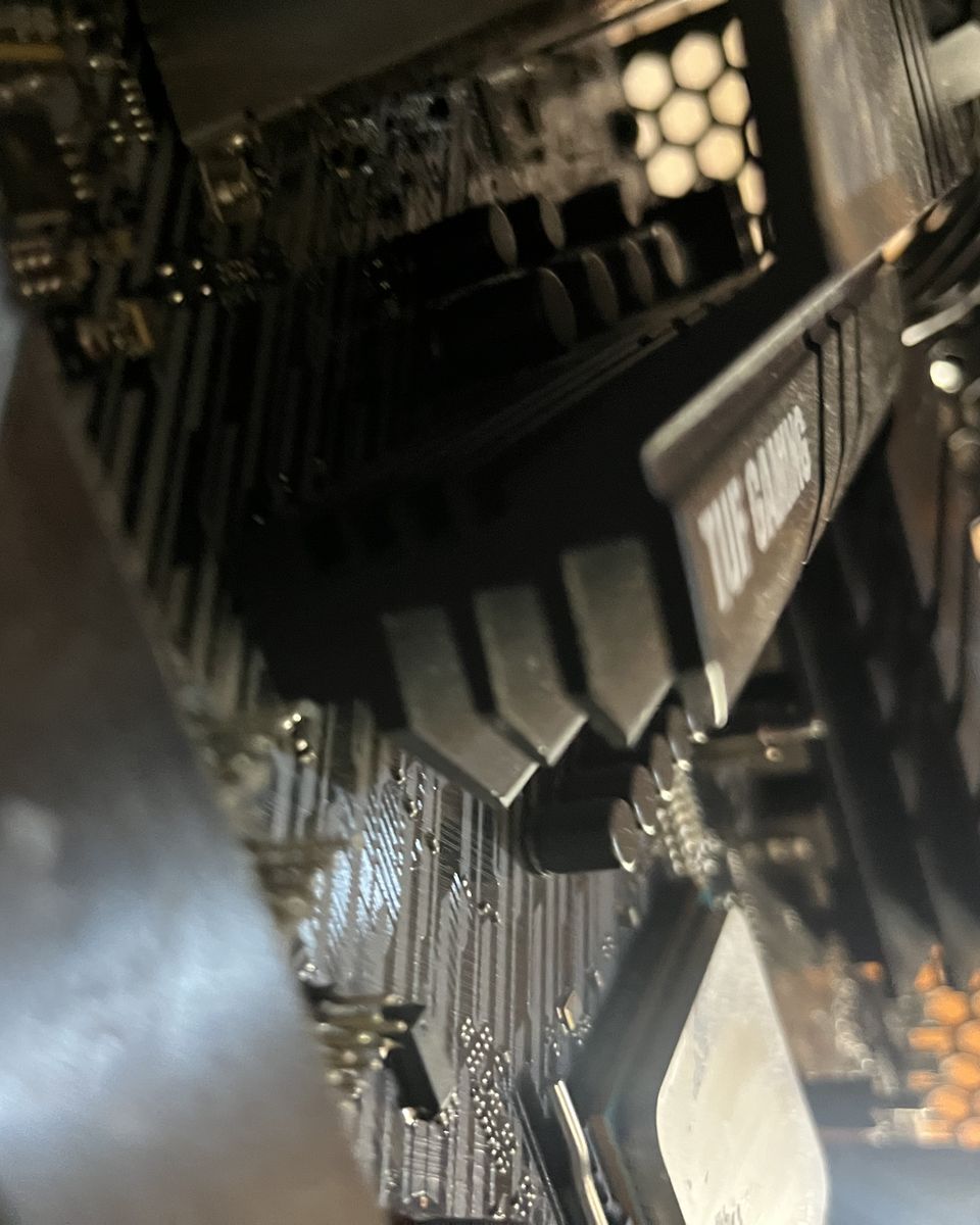 Placa base ASUS TUF Gaming y memoria RAM durante un montaje