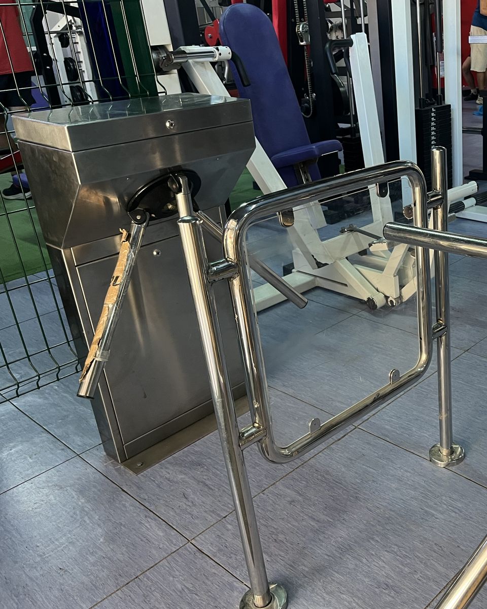 Torno de acceso de acero inoxidable instalado en la entrada del Survivor Body Gym de Gandesa